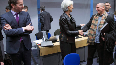 El presidente del Eurogrupo, Jeroen Dijsselbloem, mira mientras el ministro de financias griego, Tanis Varoufakis, y la directora del FMI, Christine Lagarde se saludan. /YVES HERMAN (REUTERS)