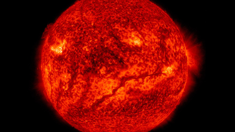 Una línea oscura serpentea a través de la mitad inferior del Sol, en esta imagen del Observatorio de Dinámica Solar  de la NASA (SDO). Las partes más oscuras representan en esta imagen las zonas más frías, así que la línea se trata de mater