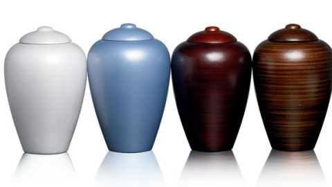 La Iglesia católica prohíbe a sus fieles esparcir las cenizas de los difuntos, dividirlas entre los familiares y también que sean conservadas en casa, según un nuevo documento publicado este martes. La Iglesia católica prohíbe a sus fieles esparcir las cenizas de los difuntos, dividirlas entre los familiares y también que sean conservadas en casa, según un nuevo documento publicado este martes.