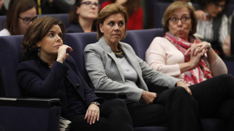 Soraya Sáenz de Santamaría (i), María Dolores de Cospedal (c), y la secretaria de Estado de Comunicación, Carmen Martínez Castro (d) escuchan la rueda de prensa de Mariano Rajoy en la Moncloa tras aceptar el encargo del rey. EFE/Javier Lizó Soraya Sáenz de Santamaría (i), María Dolores de Cospedal (c), y la secretaria de Estado de Comunicación, Carmen Martínez Castro (d) escuchan la rueda de prensa de Mariano Rajoy en la Moncloa tras aceptar el encargo del rey. EFE/Javier Lizó