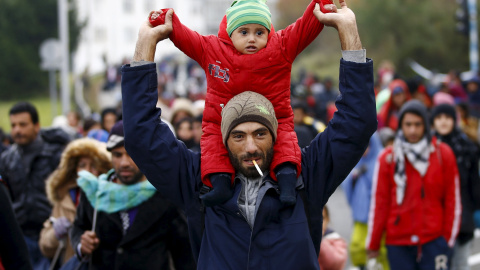 Un grupo de refugiados caminan hacia la frontera con Austria. REUTERS / Leonhard Foeger
