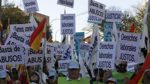 Manifestación en noviembre de 2015, convocada por AUGC y que reunió a unos 10.000 agentes y sus familias, la mayor marcha de protesta registrada por guardias civiles. VÍCTOR LERENA | EFE Manifestación en noviembre de 2015, convocada por AUGC y que reunió a unos 10.000 agentes y sus familias, la mayor marcha de protesta registrada por guardias civiles. VÍCTOR LERENA | EFE