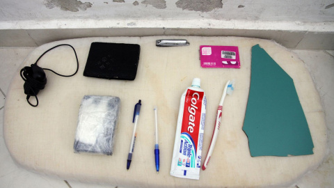 Móvil envuelto en plástico para no mojarse durante la travesía./ L. G.