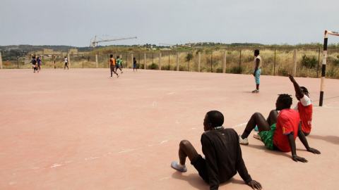 Jugando al fútbol, como cada día./ L.G.