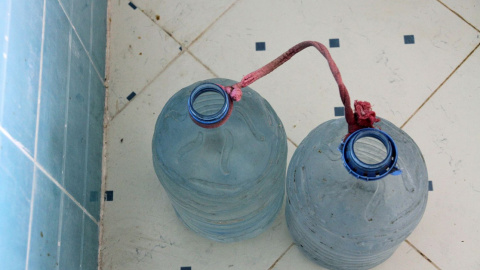 Botellas para recoger agua de la vía pública./ L. G.