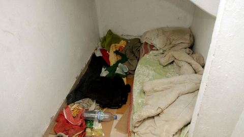 Habitación improvisada debajo de una escalera./ L. G.