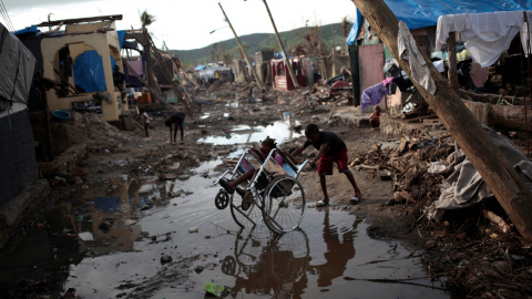 Dos niños juegan en una calle destrozada tras el paso del huracán Matthew.- REUTERS Dos niños juegan en una calle destrozada tras el paso del huracán Matthew.- REUTERS