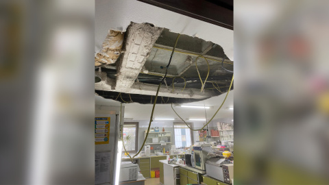 Imagen del techo caído sobre un laboratorio del hospital madrileño Ramón y Cajal. / CCOO Imagen del techo caído sobre un laboratorio del hospital madrileño Ramón y Cajal. / CCOO