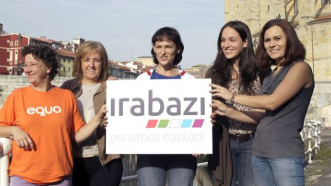 Las portavoces de la plataforma social y política Irabazi-Ganemos Euskadi posan en Bilbao. /EFE
