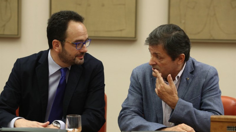 Antonio Hernando y Javier Fernández, durante una reunión en el Congreso. Antonio Hernando y Javier Fernández, durante una reunión en el Congreso.