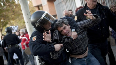 Un agente detiene a un ciudadano que participaba en una manifestación. / EFE