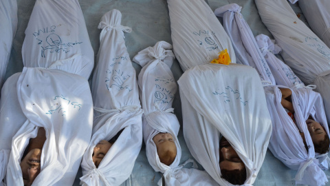 Cadáveres de opositores al régimen sirio, que fueron atacados con gas nervioso por leales al presidente Bashar al-Assad, cerca de Damasco (21 de agosto de 2013). REUTERS/Bassam Khabieh