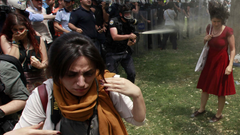 Un policía antidisturbios turca usa gases lacrimógenos contra la manifestación en Taksim, que se inició como una protesta contra la destrucción de los árboles en un parque cercano a la céntrica plaza de Estambul (28 de mayo de 2013). REUTER