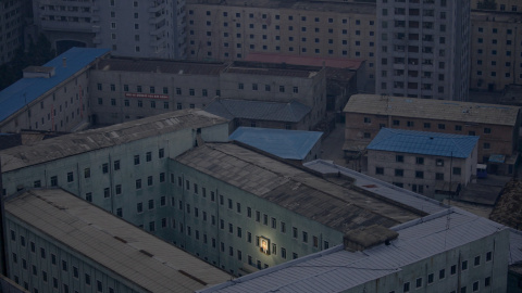 Una imagen del fundador de Corea del Norte, Kim Il-sung decora un edificio en la capital Pyongyang (5 de octubre de 2011). REUTERS / Damir Sagolj