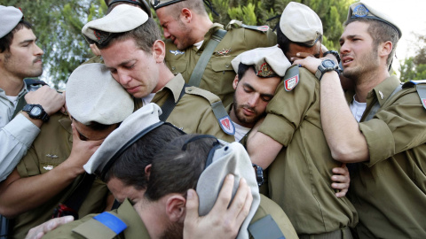 Soldados israelíes lloran durante el funeral de un compañero en un cementerio en Beersheba (7 de enero de 2009). REUTERS / Eric Gaillard
