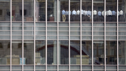 Empleados de Lehmand Brothers en Londres,  en una sala de reuniones en las oficinas del distrito financiero de Canary Wharf, pocos días antes de la quiebra de la entidad (11 de septiembre de 2008). REUTERS / Kevin Coombs