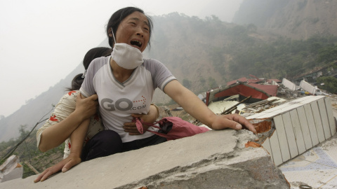 Una mujer llora al no poder encontrar a sus hijos y ni a su marido tras  el terremoto en la provincia china de de Sichuan (17 de mayo de 2008) REUTERS / Jason Lee