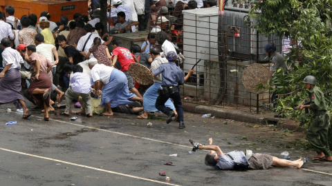 El fotógrafo Kenji Nagai de APF agoniza después que la policía y los militares disparasen contra él en Yangon durante la "Revolución Azafrán" en Myanmar, donde los precios del combustible se encendieron las protestas, protagonizadas princip