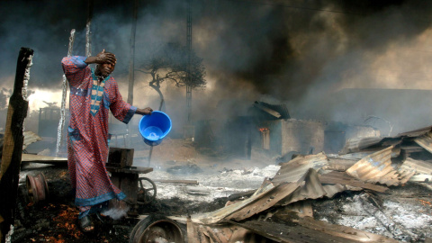 Un hombre se limpia el hollín de la cara tras la explosión de una tubería de petróleo cerca de Lagos, la capital de Nigeria, después de que varias personas perforas el oleoducto (26 de diciembre de 2006). REUTERS / Akintunde Akinleye