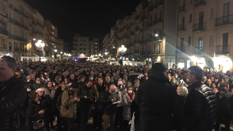 La plaça de la Font de Tarragona, plena de manifestants durant la protesta d'aquesta tarda contra la inseguretat que genera la indústria química. PLATAFORMA CEL NET La plaça de la Font de Tarragona, plena de manifestants durant la protesta d'aquesta tarda contra la inseguretat que genera la indústria química. PLATAFORMA CEL NET
