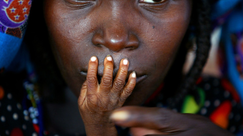 Los dedos de un niño desnutrido en Níger, por una de las peores sequías del país que arruinó gran parte de la cosecha (1 de agosto de 2005). REUTERS / Finbarr O'Reilly