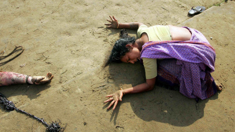Una mujer india de luto por la muerte de sus familiares en el tsunami que arrasó el sudeste asiático (28 de diciembre de 2004). REUTERS / Arko Datta