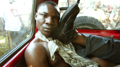 Un haitiano sospechoso de ser un asesino múltiple para el partido Lavalas del presidente exiliado Jean Bertrand Aristide, detenido en Petit Goave y posteriormente lapidado y quemado vivo (3 de marzo de 2004). REUTERS / Daniel Aguilar