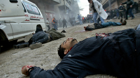 Cuerdos sin vida en una calle en el campo de refugiados de Jabalya, en el norte de la Franja de Gaza (6 de marzo de 2003). REUTERS / Ahmed Jadallah