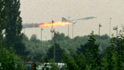 Imagenes del Concorde de Air France en llamas al despegar del  aeropuerto de París Roissy, en el accidente que provocó la muerte de toda los pasajeros y la tripulación, y que supuso el final de este tipo de avión (25 de julio de 2000). REUT
