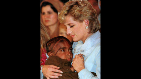 Diana Princesa de Gales acuna a un niño pequeño enfermo de cáncer durante una visita a un hospital en Paquistán (22 de febrero de 1997). REUTERS / John Pryke