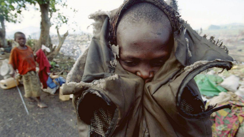Un joven refugiado ruandés en su huida (30 de noviembre de 1996). REUTERS/Corinne Dufka