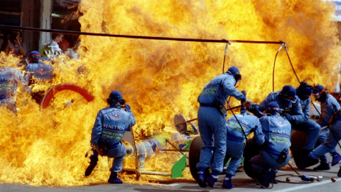 Una gran llamarada se produce al prender el carburante de un vehículo de Fórmula Uno que repostaba en boxes  en el Gran Premio de Alemania en el circuito de Hockenheim (31 de julio de 1994). REUTERS / Joachim Herrmann