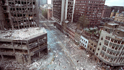 Imagen de las calles de la City de Londres afectadas por la explosión de dos bombras del IRA (24 de abril de 1993). REUTERS / Andre Camara