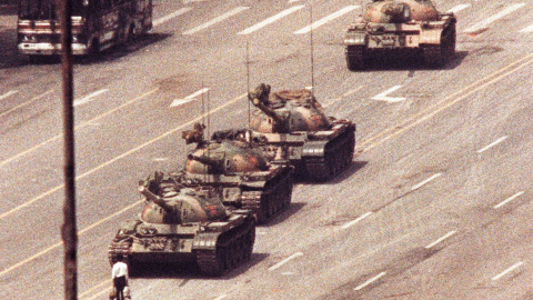 Un hombre se coloca delante de una fila de tanques en la Avenida de la Paz Eterna, junto la plaza de Tiananmen de Pekín, en las revueltas estudiantiles que fueron duramente rerpimidas por el régimen chino (5 de junio de 1989). REUTERS / Art