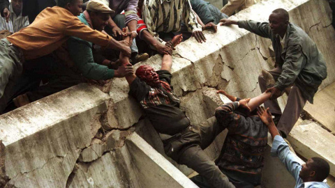 Los equipos de rescate retiran un cuerpo de los escombros de la embajada de EEUU en Nairobi, tras el atentado que provocó la muerte de 250 personas, y miles de heridos (7 de agosto de 1998). REUTERS / Jorge Mulala