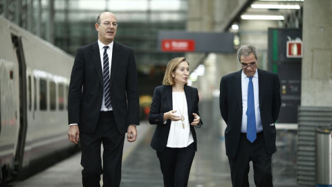 La ministra de Fomento, Ana Pastor, entre los presidentes de Renfe, Pablo Vázquez, y de Telefónica, César Alierta, en la presentación del WiFi en los AVE. E.P. La ministra de Fomento, Ana Pastor, entre los presidentes de Renfe, Pablo Vázquez, y de Telefónica, César Alierta, en la presentación del WiFi en los AVE. E.P.