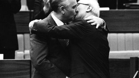 Líder soviético Mijail Gorbachov felicita al presidente alemán Erich Honecker con un beso después de su reelección de como secretario general Partido Comunista en Berlín Oriental (21 de abril de 1986). REUTERS / Stringer