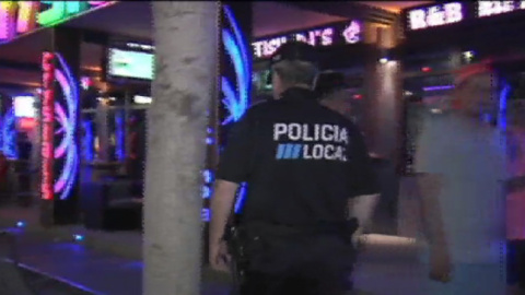 Nueve policías locales de Palma han sido detenidos por extorsionar a hosteleros nocturnos. Nueve policías locales de Palma han sido detenidos por extorsionar a hosteleros nocturnos.
