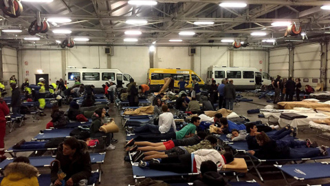 Docenas de personas evacuadas pasan la noche en un hangar de autobuses convertido en refugio temporal, en Camerino, Italia. EFE Docenas de personas evacuadas pasan la noche en un hangar de autobuses convertido en refugio temporal, en Camerino, Italia. EFE