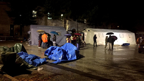 Personas evacuadas pasan la noche en tiendas de campaña en Camerino, Italia. EFE Personas evacuadas pasan la noche en tiendas de campaña en Camerino, Italia. EFE