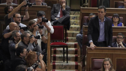 El ex secretario general del PSOE Pedro Sánchez durante la primera votación del debate de investidura del candidato del PP, Mariano Rajoy, hoy en el Congreso. Sánchez ha votado en contra de la investidura de Rajoy. EFE/Ballesteros