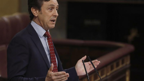 El portavoz del PP en el Congreso, Rafael Hernando, durante su intervención en la sesión de la tarde de la segunda jornada del debate de investidura del candidato del PP, Mariano Rajoy, hoy en el Congreso. EFE/Ballesteros