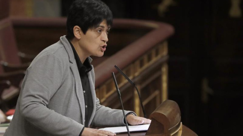 La diputada de EH Bildu Marian Beitialarrangoitia, durante su intervención en la sesión de la tarde de la segunda jornada del debate de investidura del candidato del PP, Mariano Rajoy, hoy en el Congreso. EFE/Ballesteros