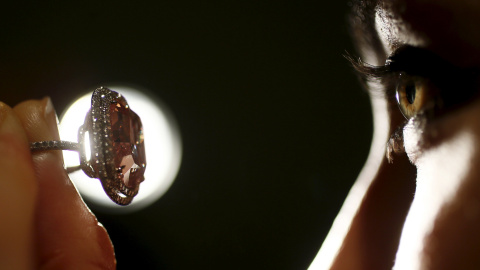 Christie's subasta en Londres un diamante rosa valorado en más de veinte millones de euros. / STEFAN WERMUTH (REUTERS)