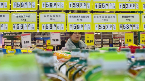 Un cliente compra en un supermercado en Handan, provincia de Hebei, China. REUTERS / Stringer Un cliente compra en un supermercado en Handan, provincia de Hebei, China. REUTERS / Stringer