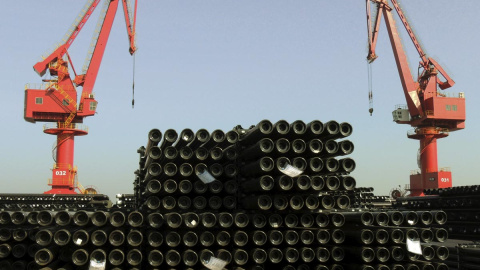 Grúas y pilas de tubos de acero para la exportación en el puerto en Lianyungang, provincia de Jiangsu, China. REUTERS / China Daily Grúas y pilas de tubos de acero para la exportación en el puerto en Lianyungang, provincia de Jiangsu, China. REUTERS / China Daily