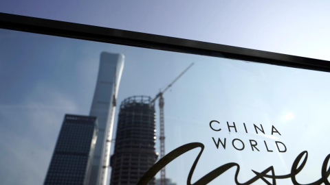 El logo de 'China World', cerca de varios edificios en construcción en la zona financiera de Pekín. REUTERS/Jason Lee El logo de 'China World', cerca de varios edificios en construcción en la zona financiera de Pekín. REUTERS/Jason Lee