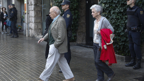 El expresidente de la Generalitat, Jordi Pujol, acompañado de su esposa, Marta Ferrusola, salen de su domicilio de la Ronda General Mitre donde agentes de la Unidad de Delincuencia Económica y Fiscal (UDEF) de la Policía Nacional han entrad El expresidente de la Generalitat, Jordi Pujol, acompañado de su esposa, Marta Ferrusola, salen de su domicilio de la Ronda General Mitre donde agentes de la Unidad de Delincuencia Económica y Fiscal (UDEF) de la Policía Nacional han entrad