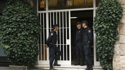 Agentes de la Unidad de Delincuencia Económica y Fiscal (UDEF) de la Policía Nacional han entrado en el domicilio del expresidente de la Generalitat Jordi Pujol, dentro de la operación que investiga el entramado societario de tres de sus hi Agentes de la Unidad de Delincuencia Económica y Fiscal (UDEF) de la Policía Nacional han entrado en el domicilio del expresidente de la Generalitat Jordi Pujol, dentro de la operación que investiga el entramado societario de tres de sus hi
