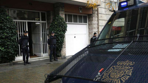 Policías en el portal del domicilio de Jordi Pujol. / EFE Policías en el portal del domicilio de Jordi Pujol. / EFE